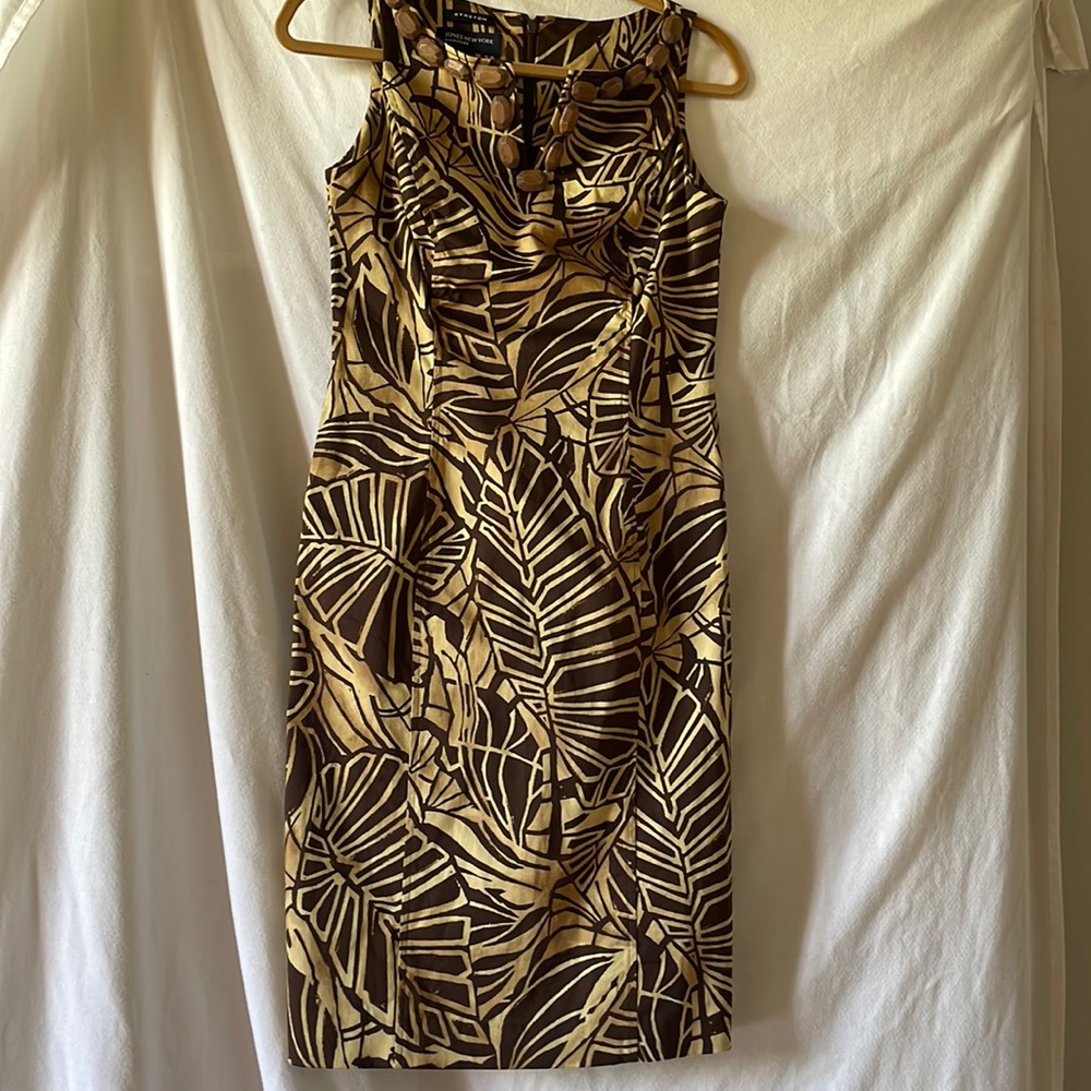 JONES NEW YORK sz 6 stretch dress brown wooden beading on neckline slit on back